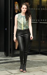 Kristen Stewart feet photo thumbnail