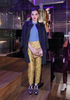 Hailee Steinfeld feet photo thumbnail
