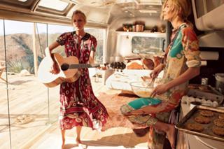 Taylor Swift feet photo thumbnail