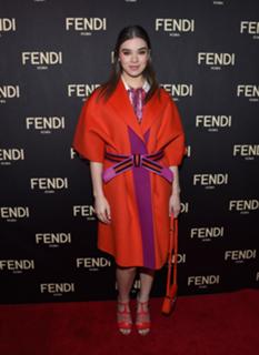 Hailee Steinfeld feet photo thumbnail