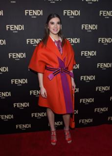 Hailee Steinfeld feet photo thumbnail
