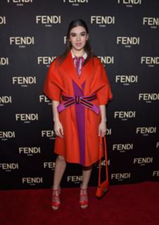 Hailee Steinfeld feet photo thumbnail