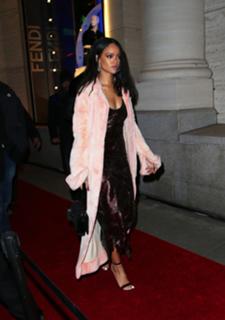 Rihanna feet photo thumbnail