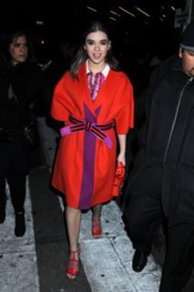 Hailee Steinfeld feet photo thumbnail