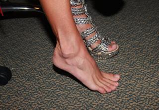 Juliana Salimeni feet photo thumbnail