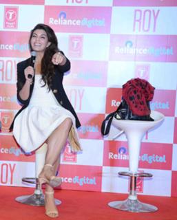 Jacqueline Fernandez feet photo thumbnail