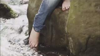 Dove Cameron feet photo thumbnail