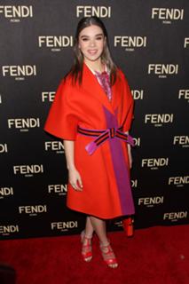 Hailee Steinfeld feet photo thumbnail