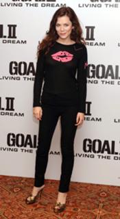 Anna Friel feet photo thumbnail