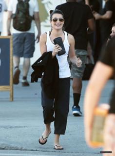 Lea Michele feet photo thumbnail