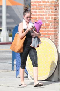 Minka Kelly feet photo thumbnail