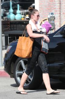Minka Kelly feet photo thumbnail