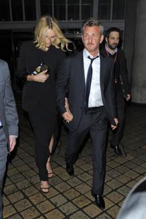 Charlize Theron feet photo thumbnail