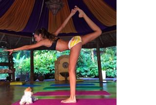 Izabel Goulart feet photo thumbnail
