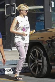 Scarlett Johansson feet photo thumbnail
