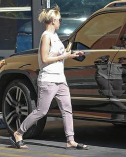 Scarlett Johansson feet photo thumbnail
