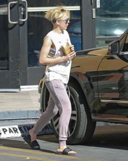 Scarlett Johansson feet photo thumbnail