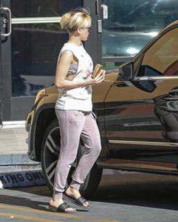 Scarlett Johansson feet photo thumbnail