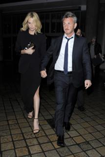 Charlize Theron feet photo thumbnail