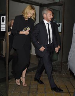 Charlize Theron feet photo thumbnail