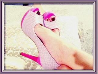 Andrea Legarreta feet photo thumbnail