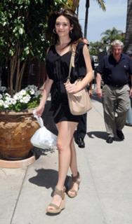 Emmy Rossum feet photo thumbnail
