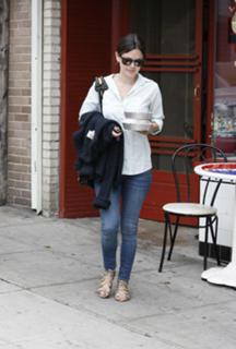 Rachel Bilson feet photo thumbnail