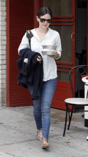 Rachel Bilson feet photo thumbnail
