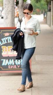 Rachel Bilson feet photo thumbnail