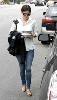 Rachel Bilson feet photo thumbnail