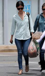 Rachel Bilson feet photo thumbnail