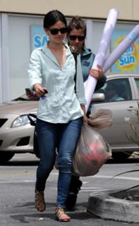 Rachel Bilson feet photo thumbnail