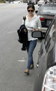 Rachel Bilson feet photo thumbnail