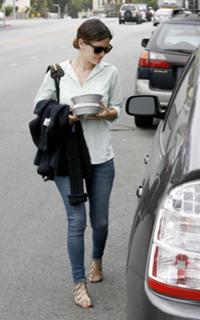 Rachel Bilson feet photo thumbnail