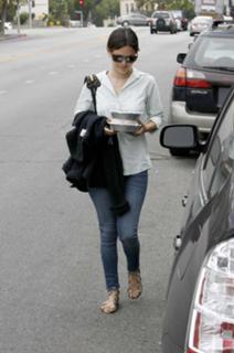 Rachel Bilson feet photo thumbnail