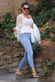 Kelly Brook feet photo thumbnail