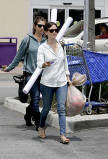 Rachel Bilson feet photo thumbnail