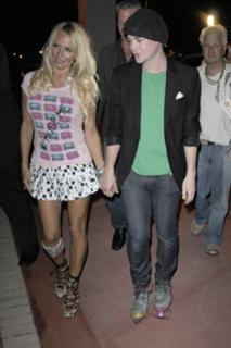 Pamela Anderson feet photo thumbnail