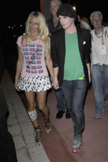 Pamela Anderson feet photo thumbnail