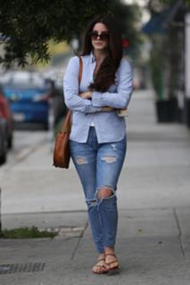 Lana Del Rey feet photo thumbnail