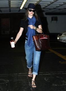 Emmy Rossum feet photo thumbnail