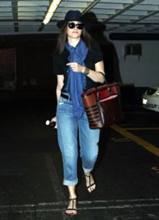 Emmy Rossum feet photo thumbnail