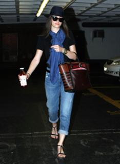 Emmy Rossum feet photo thumbnail