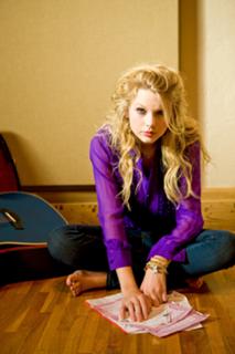 Taylor Swift feet photo thumbnail