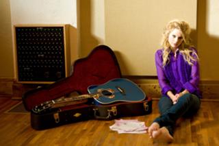 Taylor Swift feet photo thumbnail
