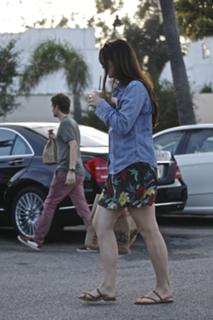 Lana Del Rey feet photo thumbnail