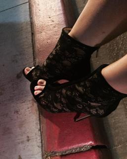 Kristin Davis feet photo thumbnail