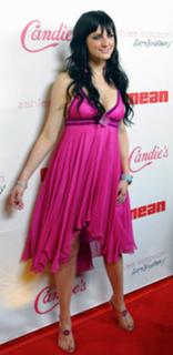 Ashlee Simpson feet photo thumbnail
