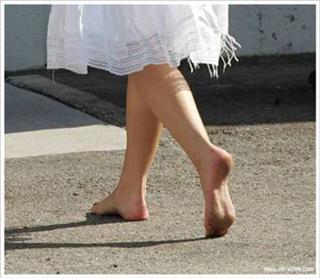 Ashlee Simpson feet photo thumbnail