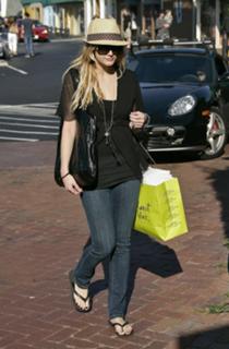 Ashlee Simpson feet photo thumbnail